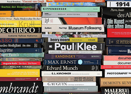 Drei Stapel mit Büchern