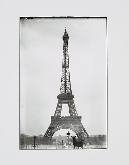 Ein historisches schwarz-weiß Foto des Eiffelturms