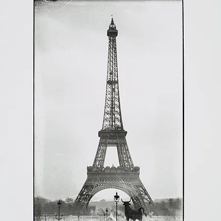 Ein historisches schwarz-weiß Foto des Eiffelturms